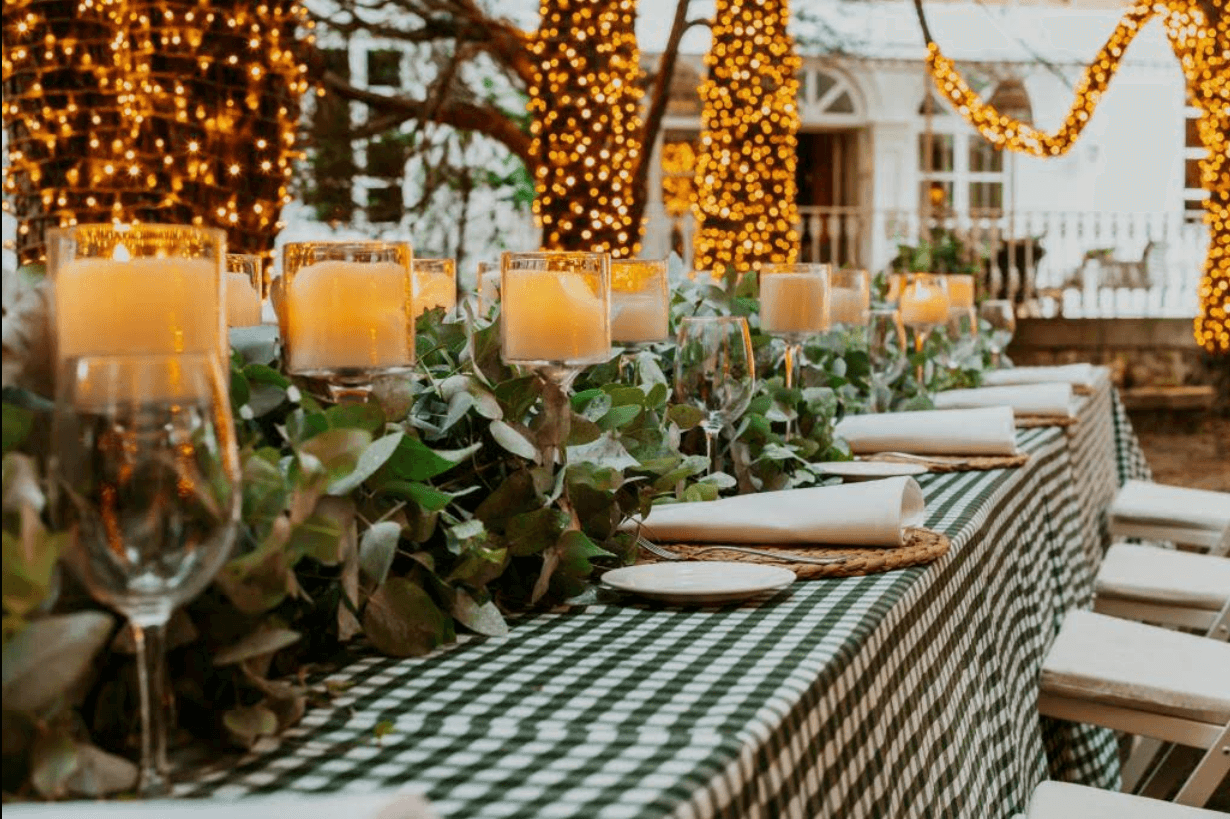 Mesa decorada con velas y guirnaldas