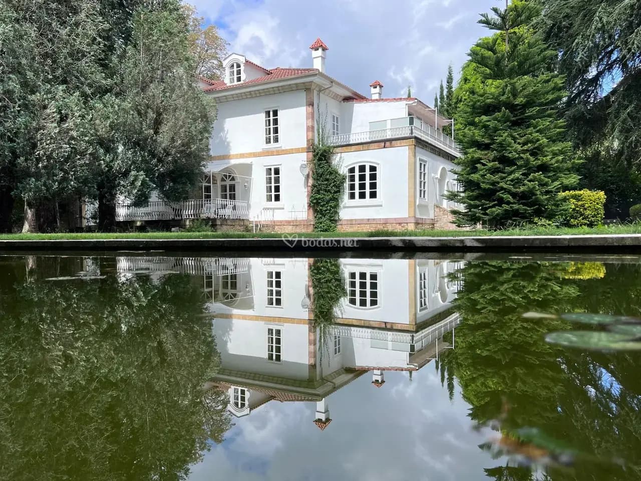 Villa Amelia reflejada en el estanque
