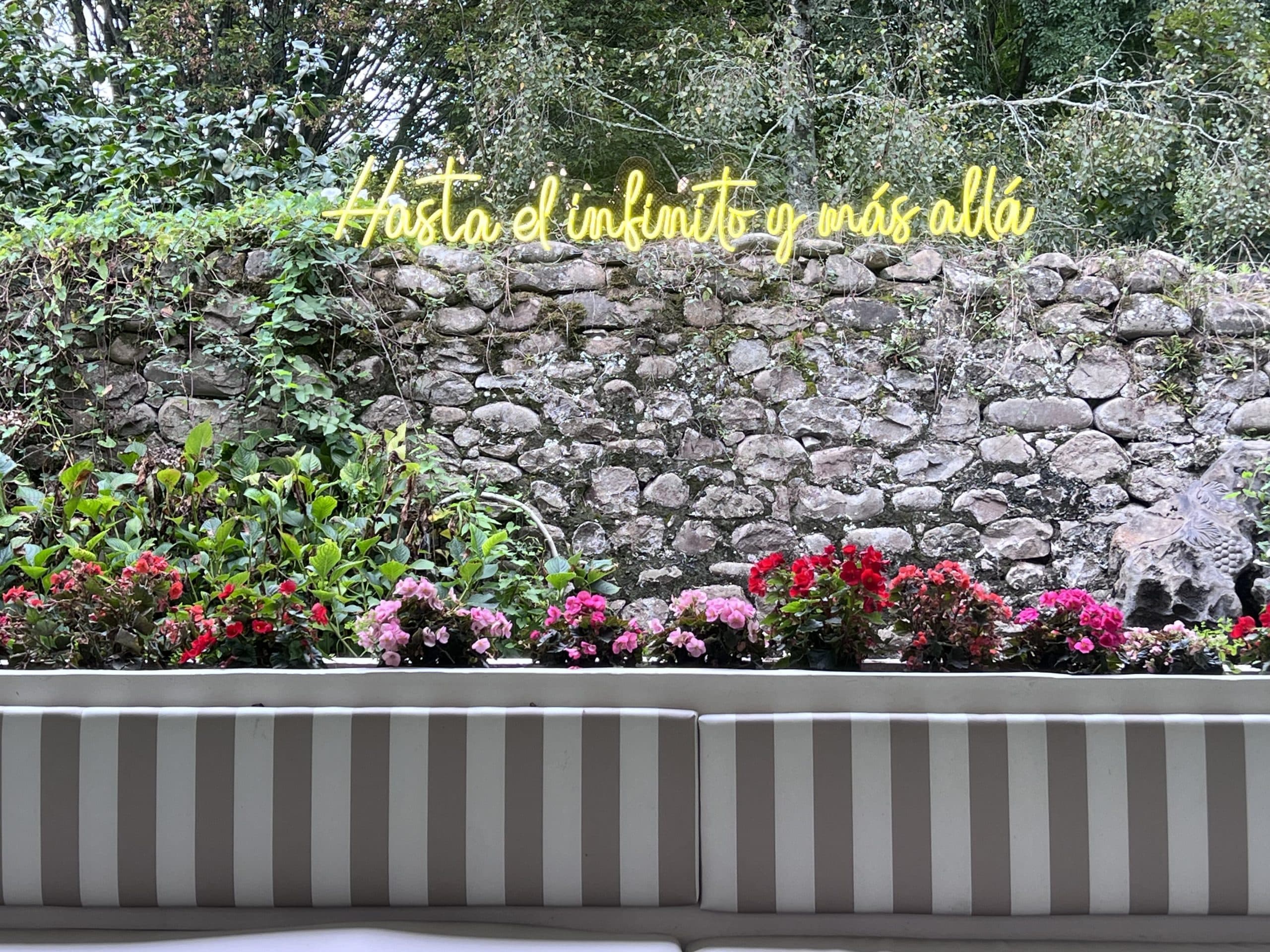 Rincón con letrero neon y flores